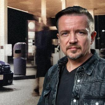 Napadení banditi. Lupičům, kteří přepadli čerpací stanici, se do cesty postaví dělníci. Následuje scéna jako z akčního filmu