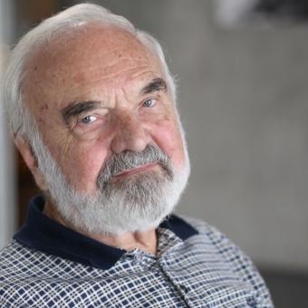 To jeli dva ve vlaku. Poslechněte si krátkou komedii Zdeňka Svěráka, který slaví 90 let