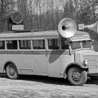"Zůstaňte u svých přijímačů!"  Sto let rozhlasu v paměti národa