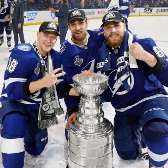 Hokejisté Tampy Bay Ondřej Palát, Jan Rutta a Erik Čerňák s pohárem Stanley Cupu