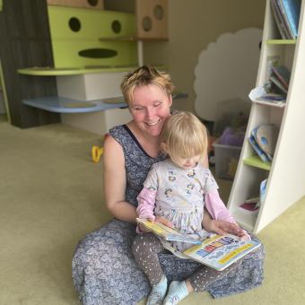 Alena s Šarlotou při čtení knížky