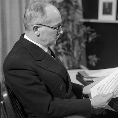 Edvard Beneš v rozhlasovém studiu (24. 12. 1937).jpg