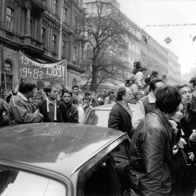 Lidé od pondělí 20. listopadu protestovali před rozhlasem. Provolávali hesla jako „Rozhlas lže!“ nebo „Chceme slyšet pravdu!“