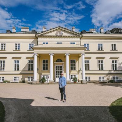 František Kinský před svým rodovým sídlem - před Novým zámkem v Kostelci nad Orlicí