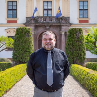 Jiří Sternberg před svým zámkem v Jemništi