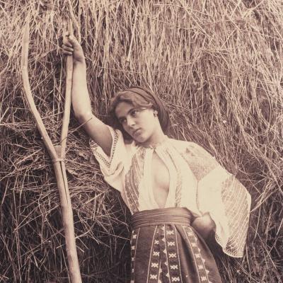 Žena s vidlemi, cca 1900 (ilustrační foto)