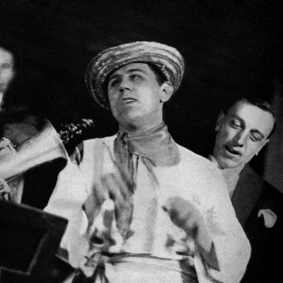 Jaroslav JEŽEK diriguje orchestr Osvobozeného divadla na maškarním plese Umělecké besedy v roce 1930