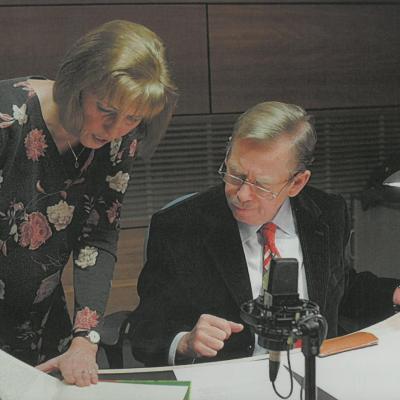 Režisérka Markéta Jahodová a Václav Havel při natáčení četby Pižďuchové v rámci charitativního projektu ve prospěch Svazu paraplegiků Kdo to psal, ten to čte (vydal Radioservis v roce 2002)