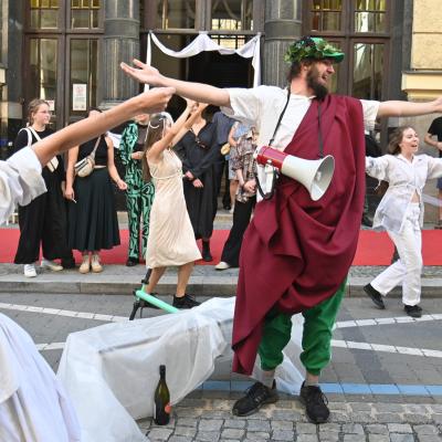 Bujarý průvod v duchu starořeckých slavností zahájil akademický rok na Divadelní fakultě Janáčkovy akademie múzických umění v Brně, 27. září 2023