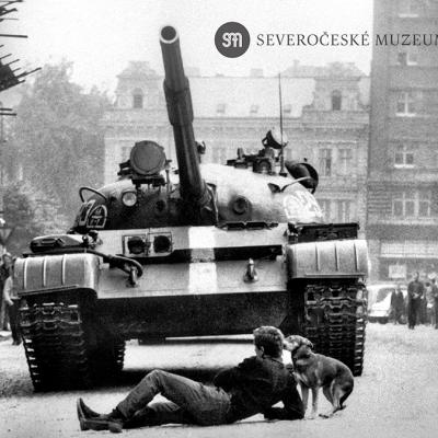 Srpen 1968. Mladík se vlastním tělem snaží zastavit sovětský tank