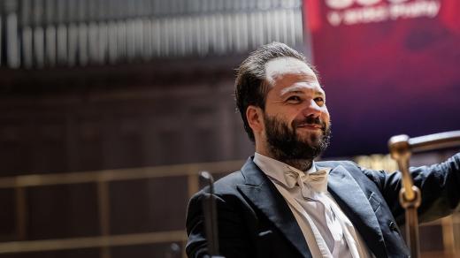 ŽIVĚ: Vrchol koncertní sezony je tady. SOČR a šéfdirigent Petr Popelka uvedou Brahmsovy symfonie