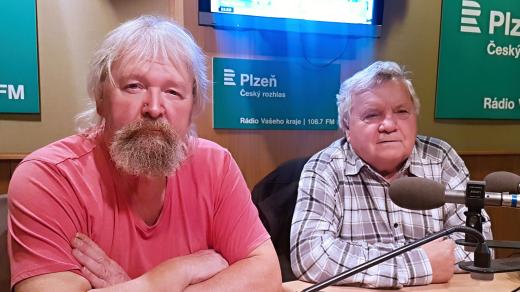 Předseda Hornicko-historického spolku Západočeských uhelných dolů Antonín Lukášek (vpravo) geolog a autor expozice Martin Lang 