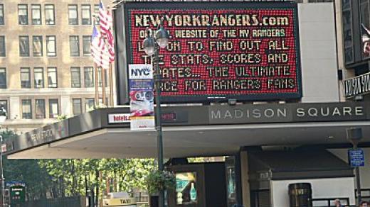 Před Madison Square Garden