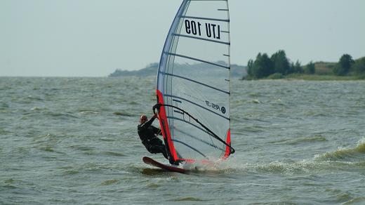 Turisté si oblíbili i windsurfing