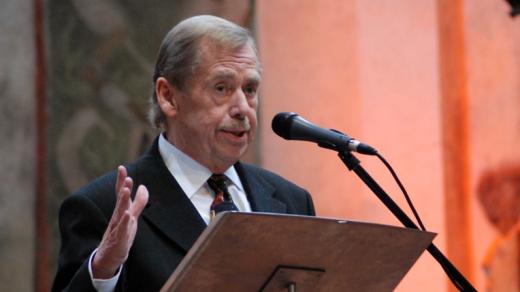 Václav Havel při předávání ceny Nadace Vize 97 Stanislavu Grofovi v Pražské křižovatce