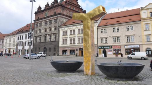 Jedna z kašen na náměstí Republiky v Plzni