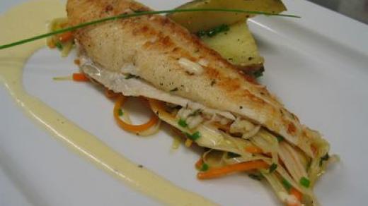 Mořský jazyk se zeleninovým julienne a holandskou omáčkou