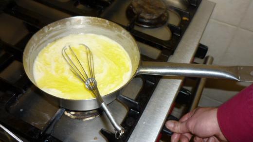 Základem houbového ragú jsou nejlépe čerstvé hříbky nakrájené na kousky a bešamelová omáčka. Její výrobu není třeba vysvětlovat, zná ji každá hospodyňka.