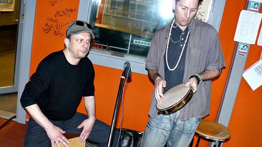 Miloš Vacík a část Tam Tam Orchestra ve studiu RW