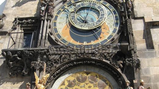 Staroměstský orloj v létě 2008. Na snímku lze také spatřit dřevěnou sochu Hvězdáře, kterou v dubnu 2009 poškodil vandal.