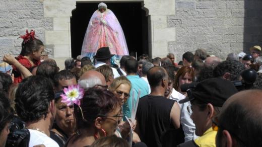 Procesí se soškou Kali Sáry vychází z kostela