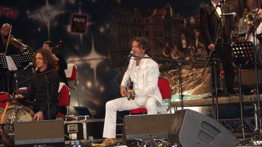 Goran Bregović a jeho Svatební a pohřební orchestr v Praze na Staroměstském náměstí