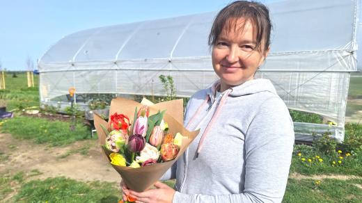 Lenka Žáková na své farmě Krásné kvítí na Českobudějovicku