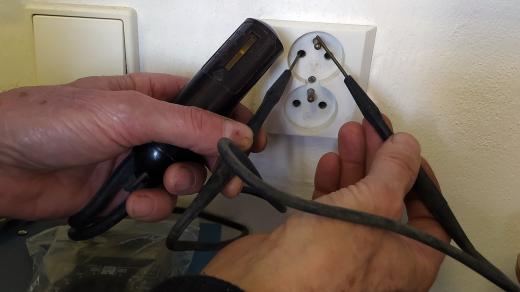 Zkoušečka elektrického napětí, takzvaná vadaska
