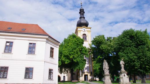Náměstí děkana Františka Kvapila se sochami a dalšími památkami