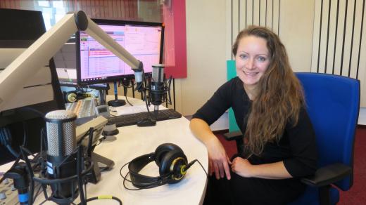 Hana Kalvachová ve studiu Českého rozhlasu Hradec Králové