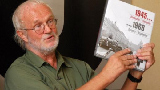 Fotograf Josef Koudelka se svou knihou Invaze 68