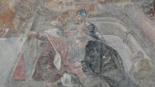 Křížová chodba kláštera v Sázavě. Kníže Břetislav I. v hermelínovém plášti, biskup Šebiř s modrou mitrou a klečící sv. Prokop