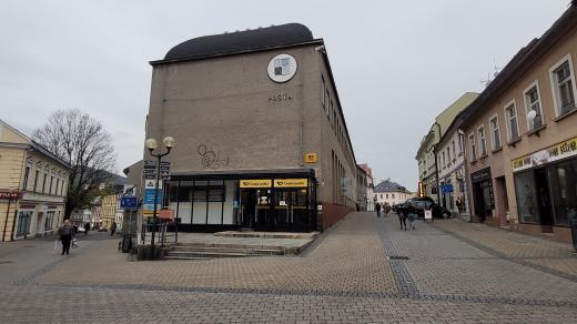 Na čelním pohledu na poštu je vidět velký výškový rozdíl mezi ulicemi kde pošta stojí