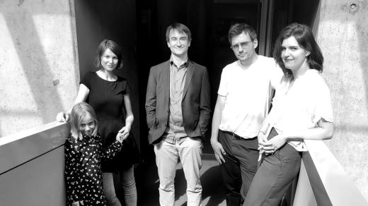 Hosty ArtCafé Jitky Kostelníkové o nové sérii ČT Neznámá společnost byli autoři série Vít Taneček, Karolína Čejková a autor předlohy Pavel Pospěch