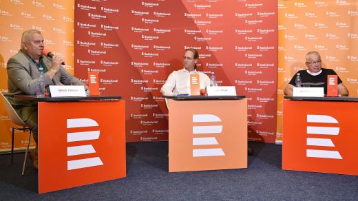 Debaty přímo v pražské Galerii Vinohradská se zúčastnili Miloš Petera, Jan Wintr a Jan Březina. Přes telemost se do diskuze zapojil také Evžen Tošenovský