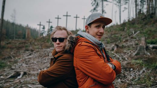 Štěpán Kozub a Jakub Štáfek v titulních rolích filmu Shoky & Morthy: Poslední velká akce
