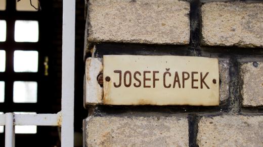 Jmenovka Josef Čapek na domě bratří Čapků v Praze 10