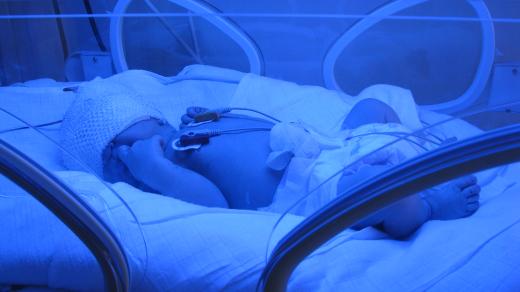 Novorozenec v inkubátoru. (ilustrační foto)