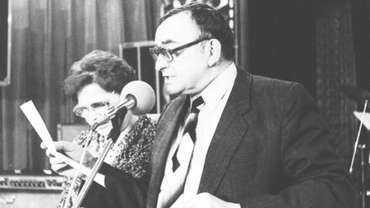 Představitelé hlavních postav seriálu Jak se máte, Vondrovi? J. Švorcová a K. Urbánek.