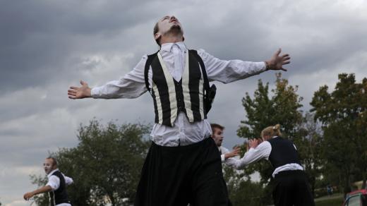 Festival Za dveřmi: Long Vehicle Circus  