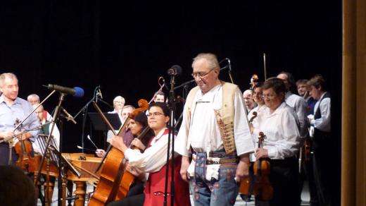 I přes zdravotní obtíže přichází na pódium oslavenec - pan Luboš Holý