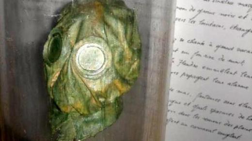 Plynová maska z roku 1915 vojáky ochránila před vdechnutím yperitu. Ten však i přesto zabíjel