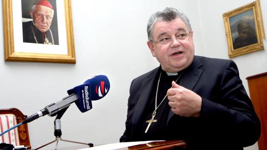 Natáčení rozhlasové Glosy Dominika Duky v arcibiskupově pracovně