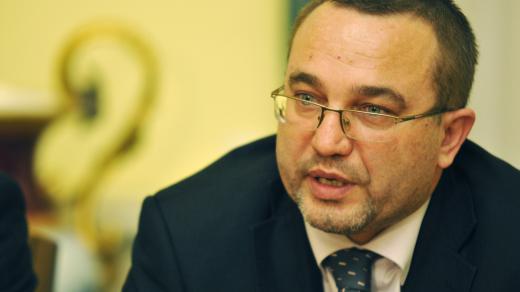 Tisková konference k omezení sítě středních škol ČR, ministr školství Josef Dobeš