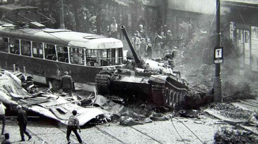 Srpen 1968 - Prolomení barikád u Českého rozhlasu sovětskými okupanty, Praha, Vinohradská třída