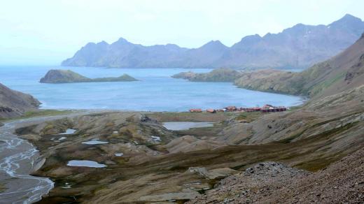 Bývalá velrybářská stanice Stromness, kam Shackleton a jeho muži dorazili pro pomoc po přechodu z jednoho pobřeží hornatého ostrova na druhé