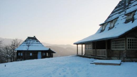 Bydliště Emira Kusturici, hotel a skanzen v jednom – to vše je městečko Mećavnik v národním parku Mokra Gora na srbsko-bosenském pomezí