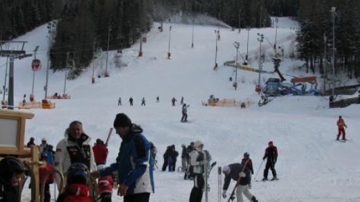 Svahy ve skiareálu Zauberberg-Semmering nejsou přeplněné, fronta u vleků je minimální