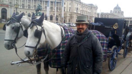 Fiakrista Baron má tři koně. Že je majitel stáje, se pozná podle jeho šedého klobouku. Černý klobouk nosí obyčejní kočí