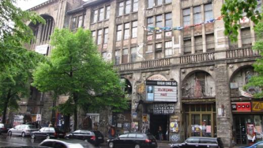 Berlín by se „ruiny“ ve svém centru rád zbavil. Umělci i obyvatelé doufají, že umělecké centrum Tacheles přežije